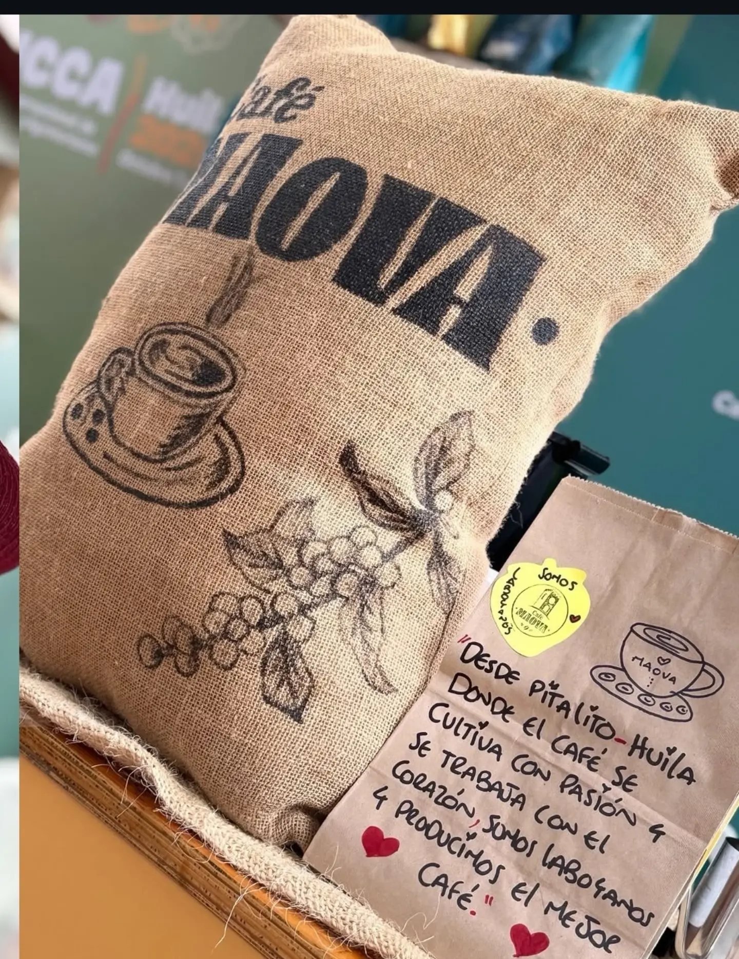 Empaque de Café MAOVA y mensaje sobre su trabajo cafetero
