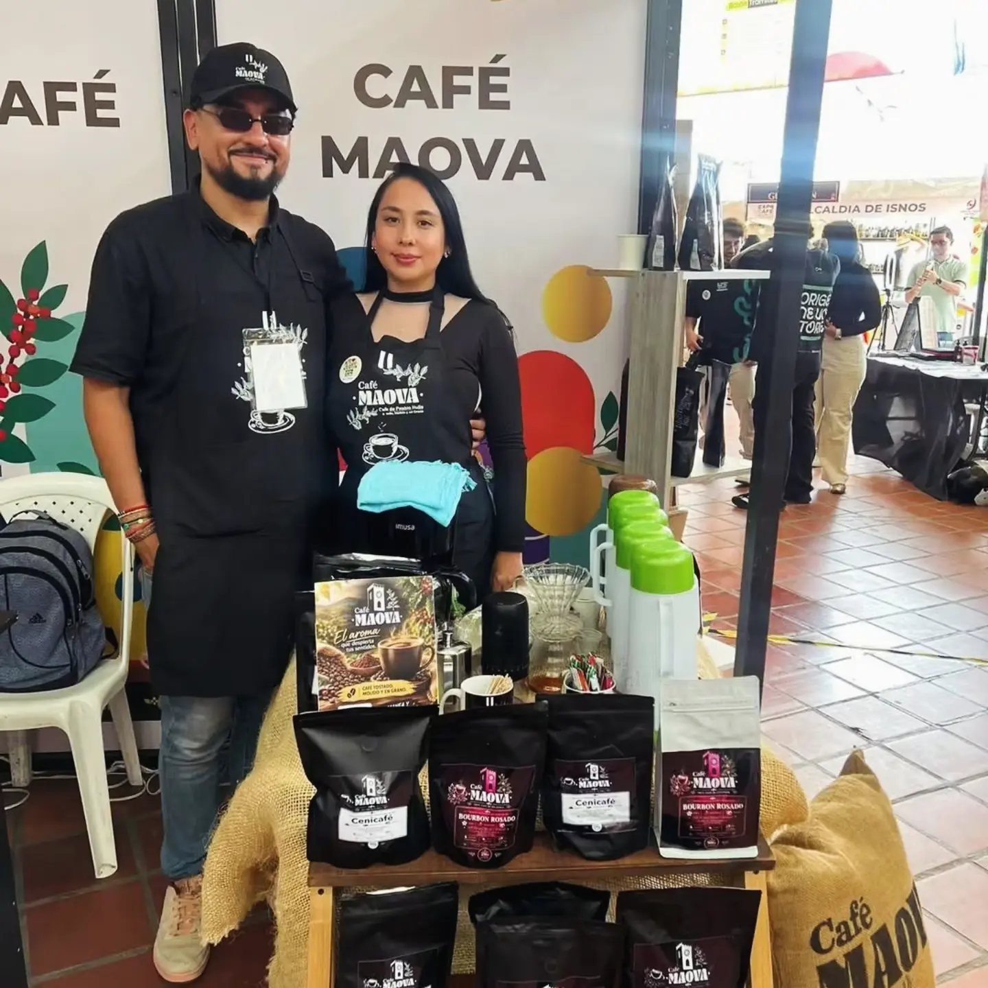 Equipo de Café MAOVA compartiendo sus productos