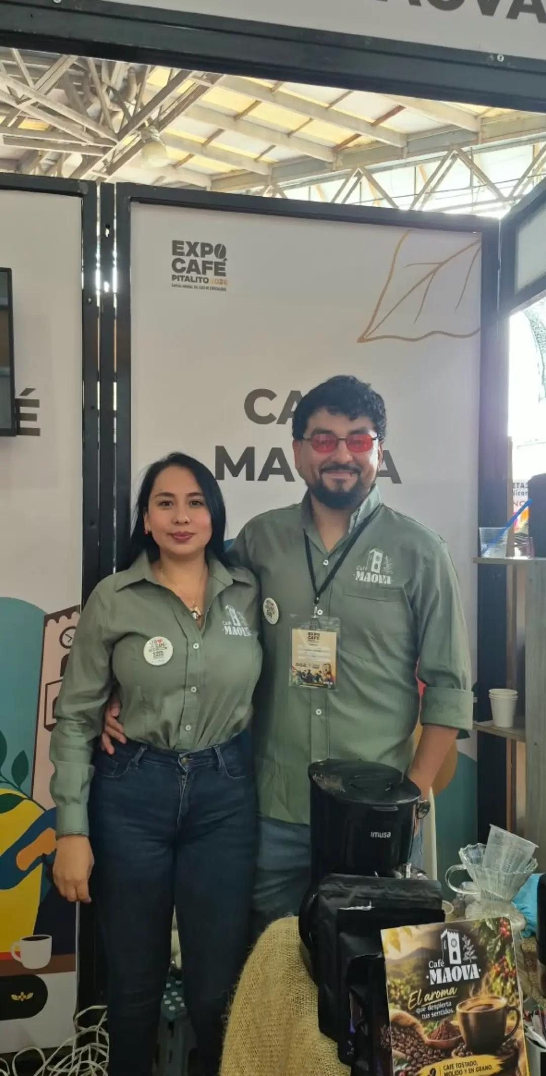 Equipo y productos de Café MAOVA en su puesto