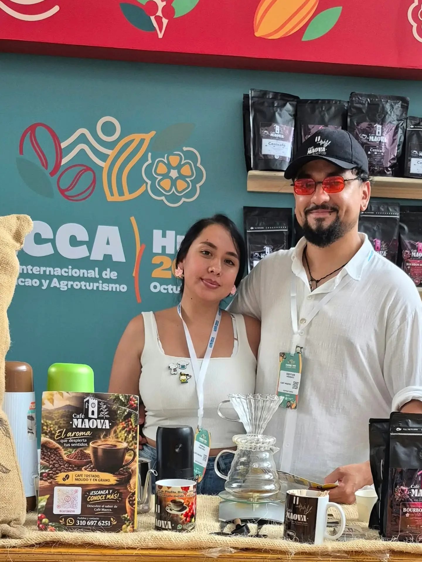Integrantes del equipo de Café MAOVA en su stand